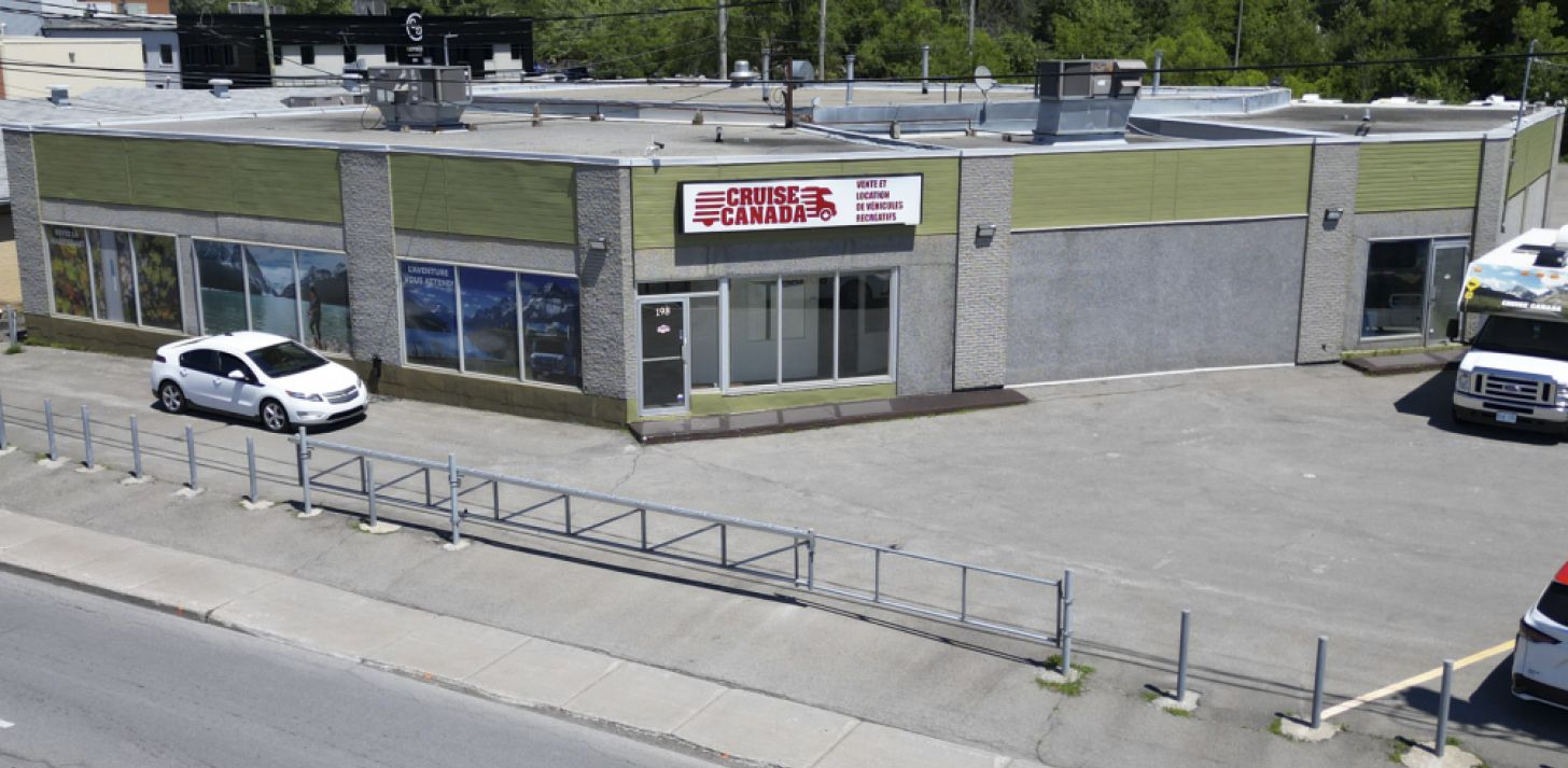 Espace commercial et industriel avec entreposage ext&eacute;rieur - &Agrave; louer