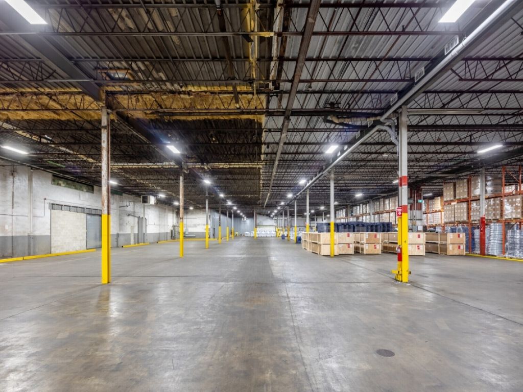 Espace industriel spacieux et hautement fonctionnel � parfait pour l�entreposage, la logistique ou la production