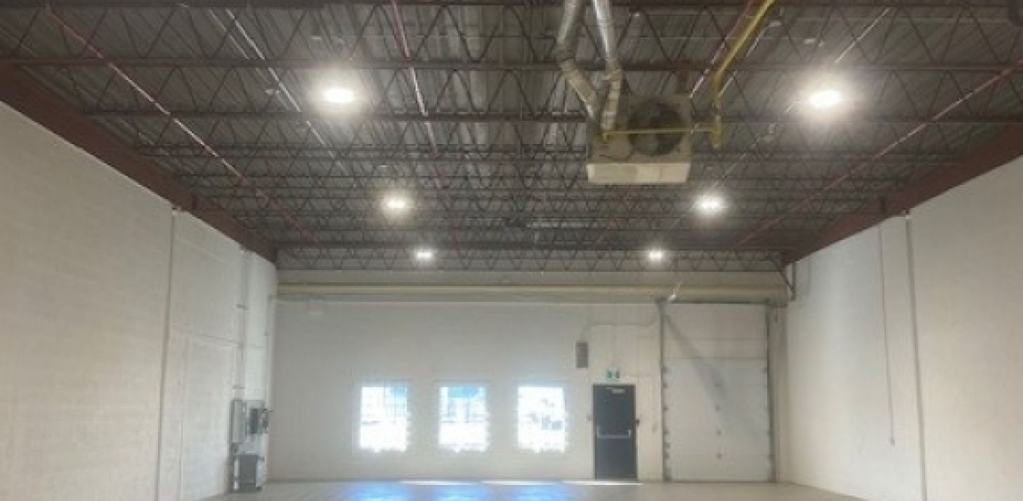 1 Espaces industriels  *4600 p.c.* &agrave; Longueuil - &Agrave; louer