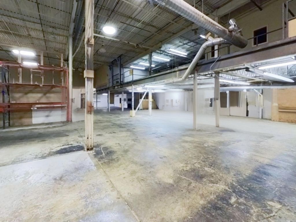 LOCAL AVEC PORTE DE GARAGE PARC COLBERT