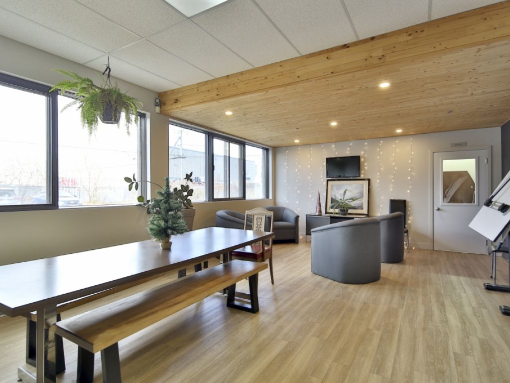 MAGNIFIQUE LOCAL INDUSTRIEL � LOUER