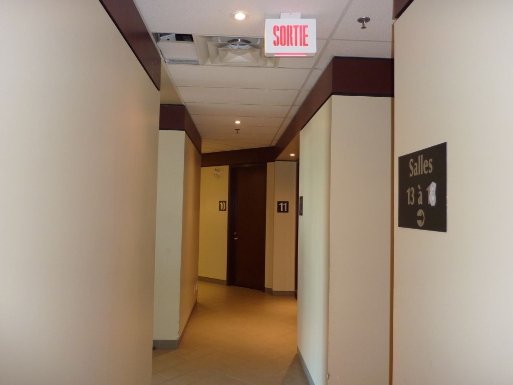 Local commercial pour d�tails, services ou bureaux. 