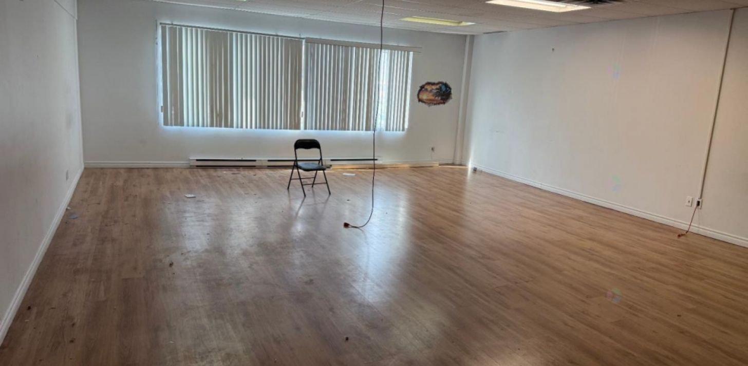 Bureau 345$/mois* dans centre d'achat achaland&eacute; de Montr&eacute;al - &Agrave; louer