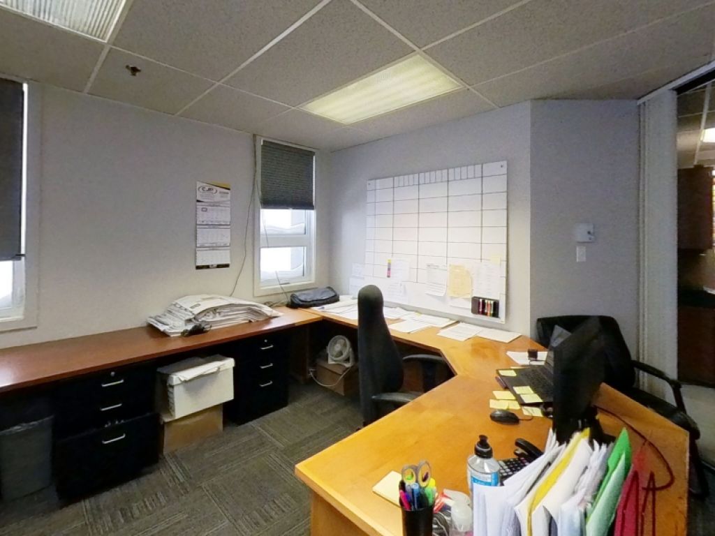 LOCAL AVEC PORTE DE GARAGE PARC COLBERT