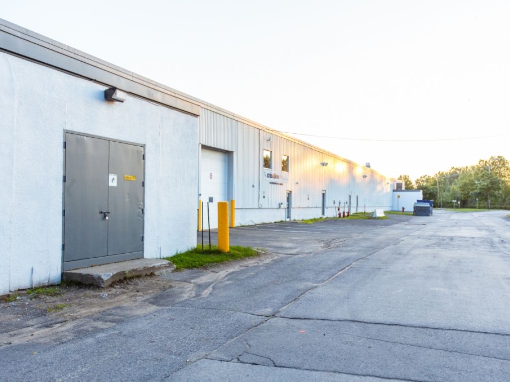 Local de 1 274 p.c. disponible!