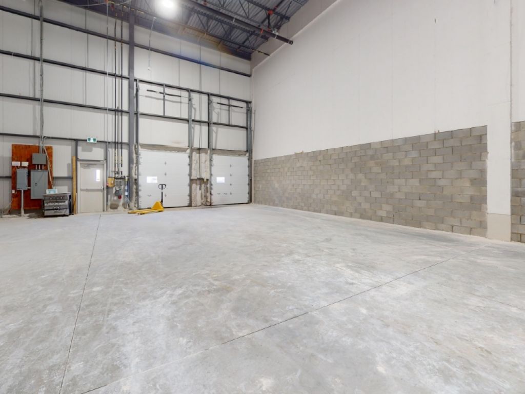 LOCAL INDUSTRIEL/ENTREPOT � LOUER, CANDIAC - 12 395 � 55 934 pi2