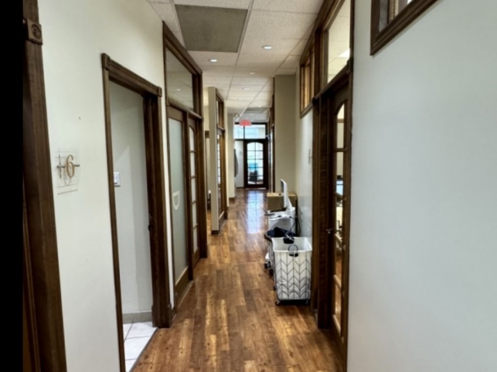  LOCAL COMMERCIAL 2 794 pi� + possibilit� 1 440 pi� suppl�mentaires Id�al pour clinique dentaire ou professionnel de la sant�