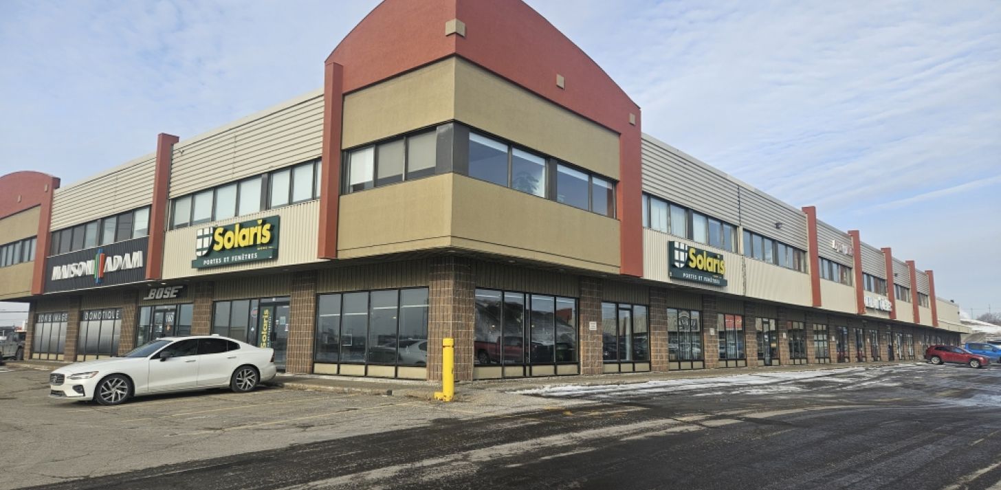 LOCAL COMMERCIAL EN FA&Ccedil;ADE SUR RUE BOUVIER - LEBOURGNEUF - &Agrave; louer