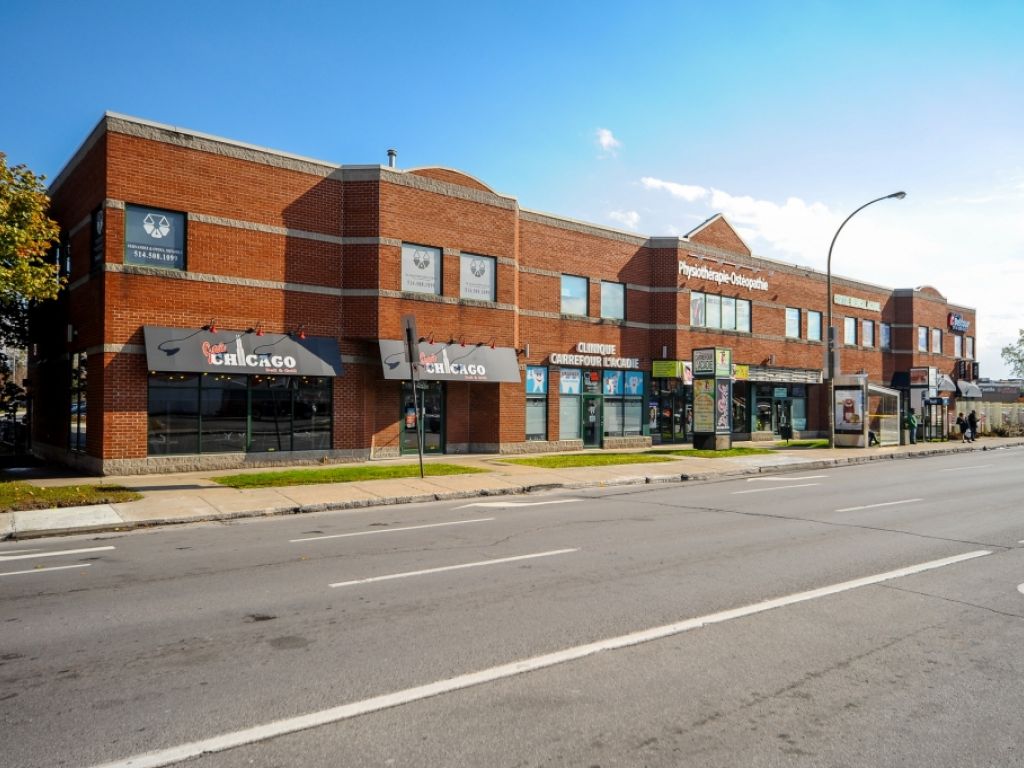 LOCAL � LOUER AU REZ-DE-CHAUSS�E, RUE SAUV� COIN ACADIE 1468 PI.CA.