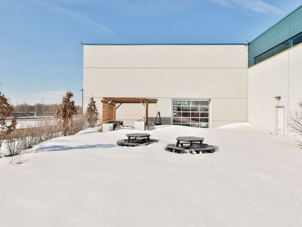 ESPACE COMMERCIAL / INDUSTRIEL � LOUER 