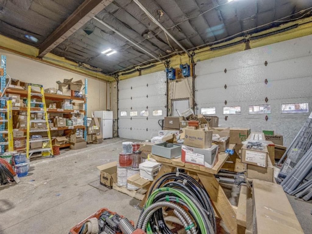 Bureaux avec entreposage, 3 garages, 2 quais� St-J�r�me