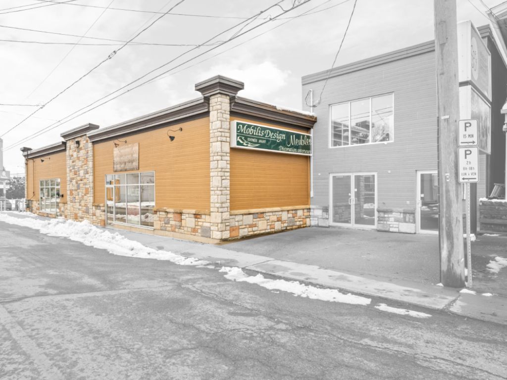 COMMERCIAL CORNER UNIT FOR RENT