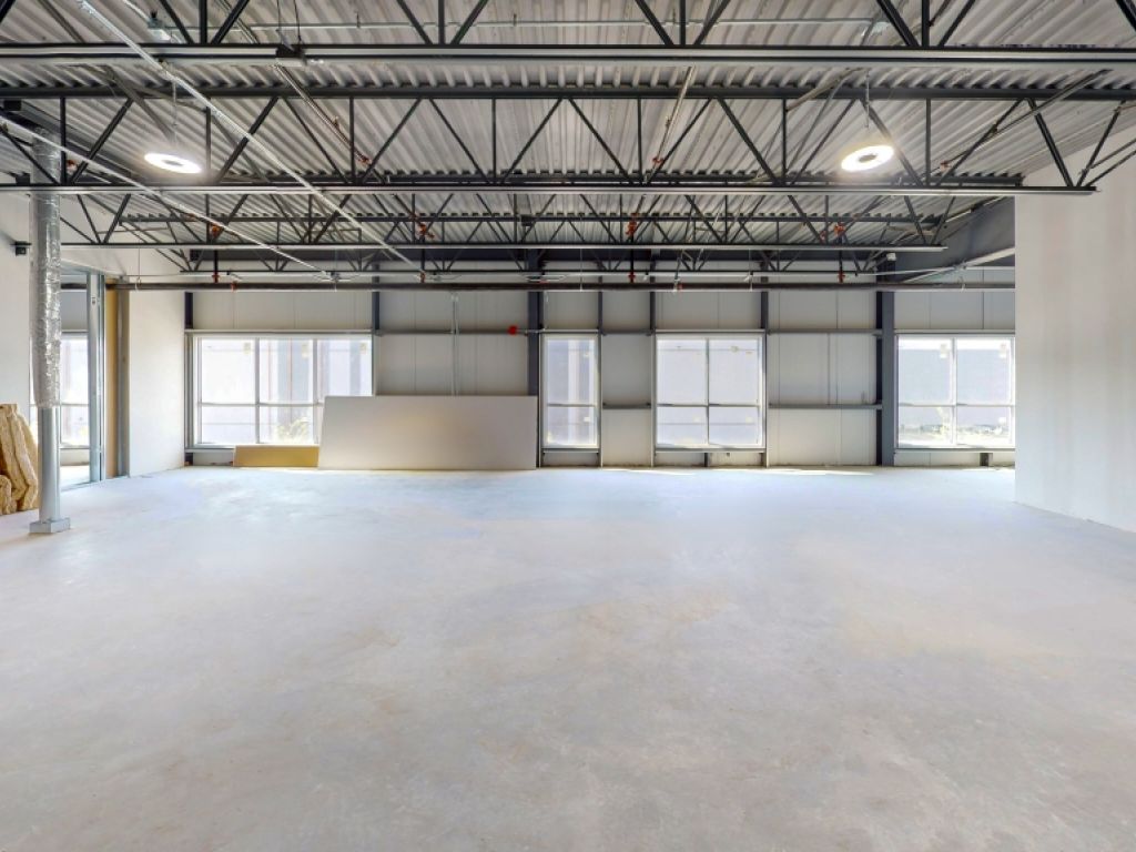 LOCAL INDUSTRIEL/ENTREPOT � LOUER, CANDIAC - 12 395 � 55 934 pi2