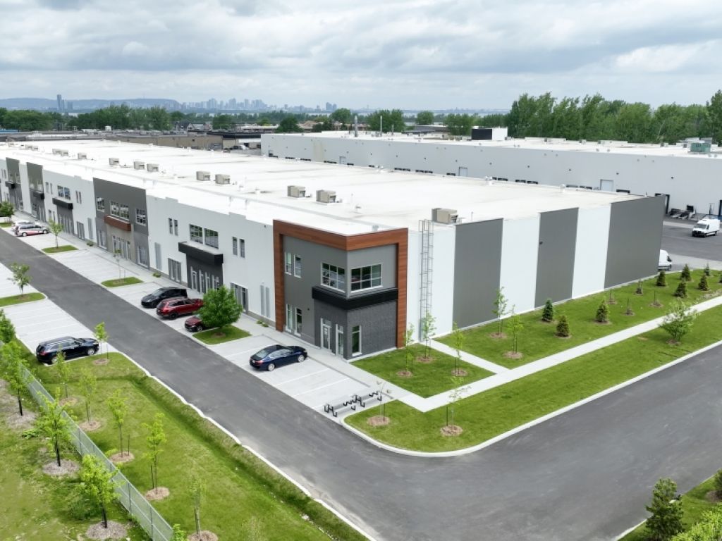 LOCAL INDUSTRIEL/ENTREPOT � LOUER, CANDIAC - 12 395 � 55 934 pi2