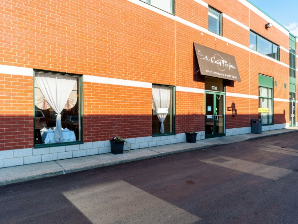 LOCAL COMMERCIAL � LOUER 1250 PIEDS CARR�S