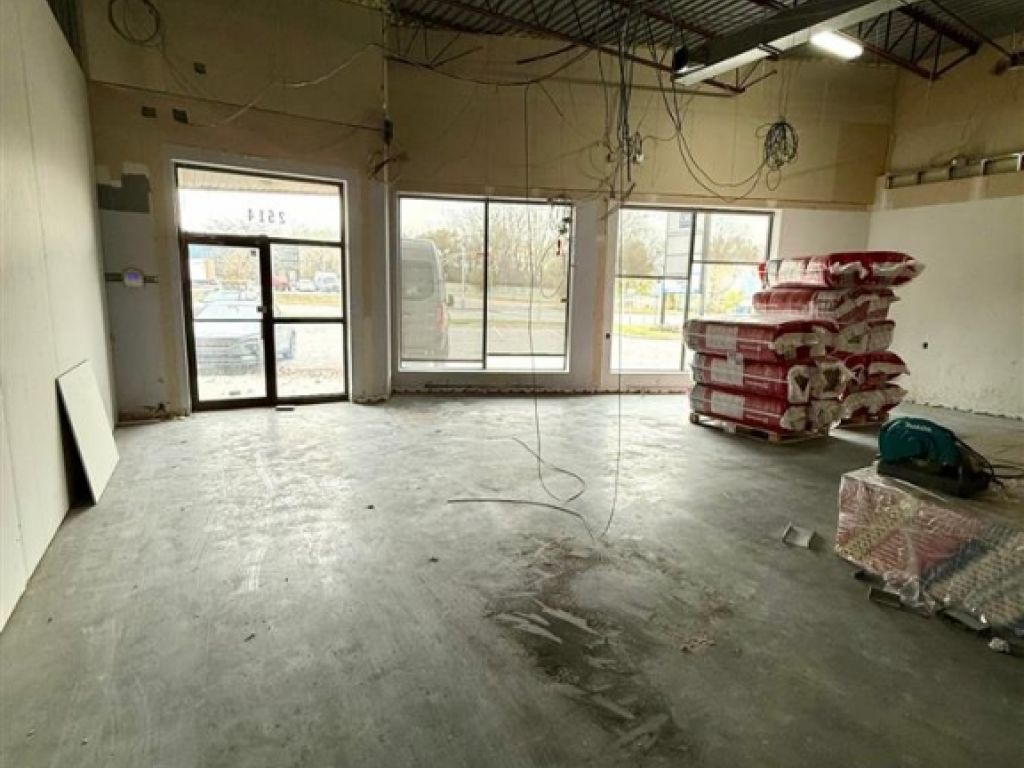 Espace commercial/industriel l�ger � louer � 2514 Boul. Le Corbusier, Laval (Chomedey)