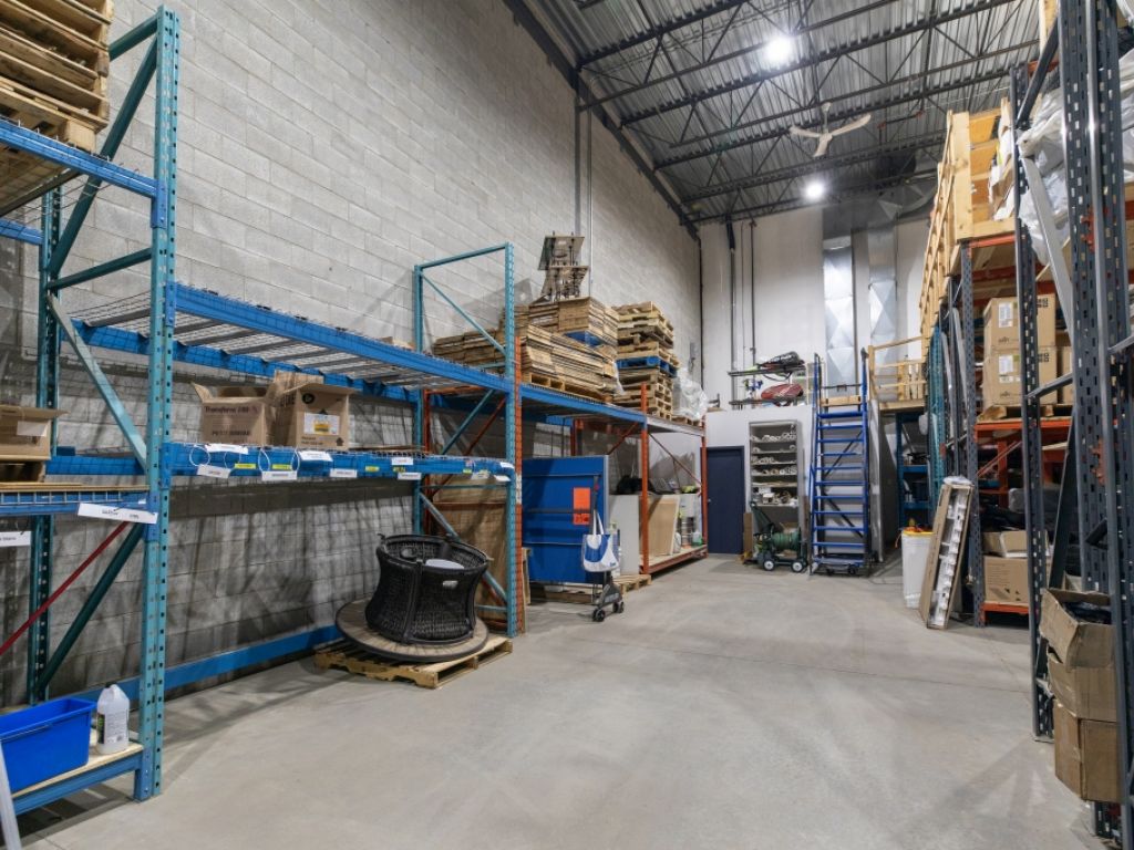 Entr�t industriel � louer | Laval | 2 360 PI� 