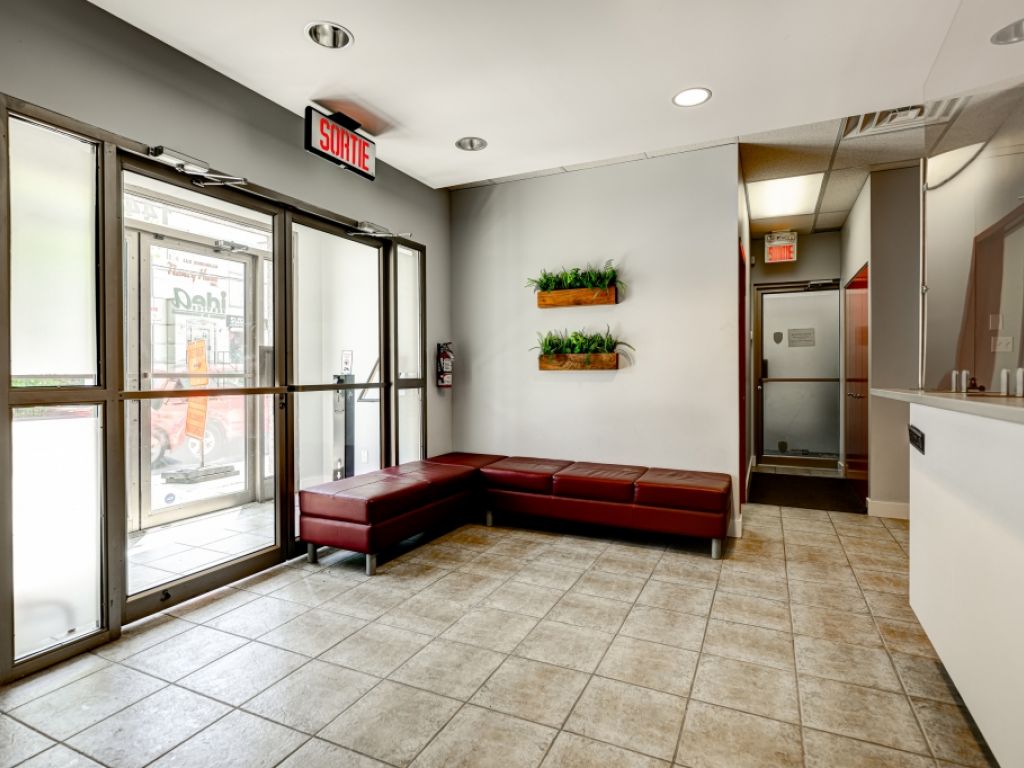 LOCAL � LOUER, M�TRO DU COLL�GE, 1568 PI.CA. 