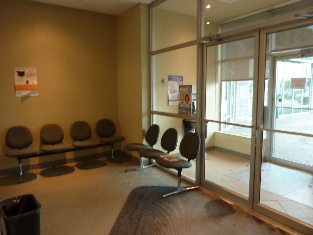 Local commercial pour d�tails, services ou bureaux. 