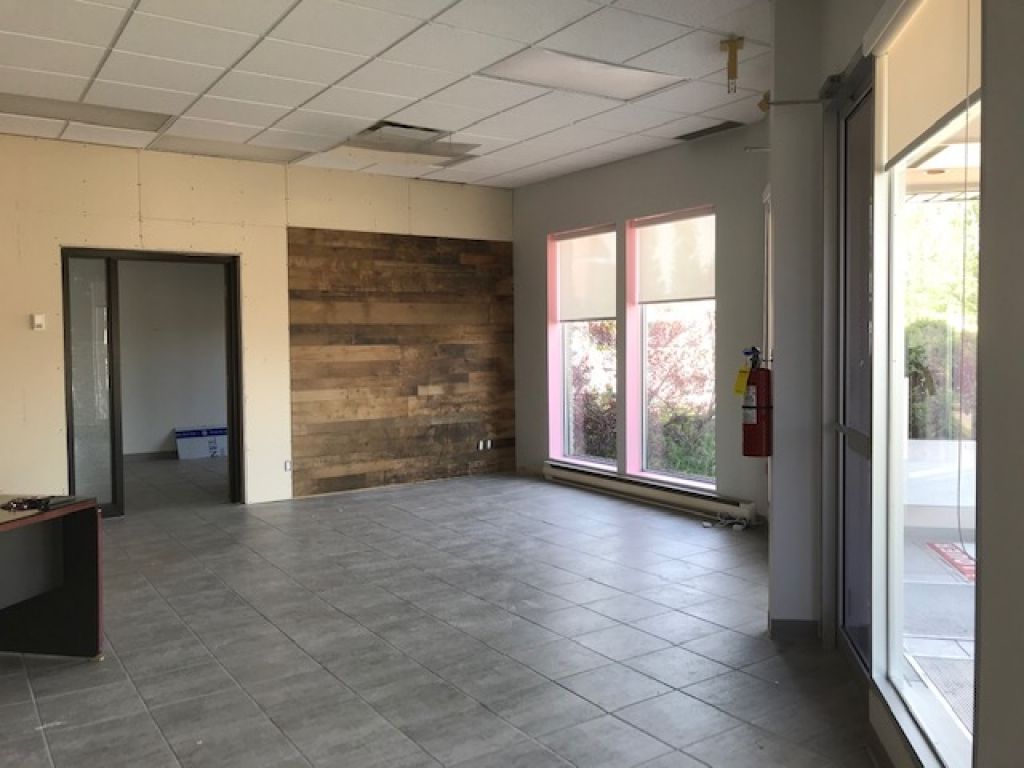 LOCAL COMMERCIAL � LOUER � JONQUI�RE � � PARTIR DE 800 PI�