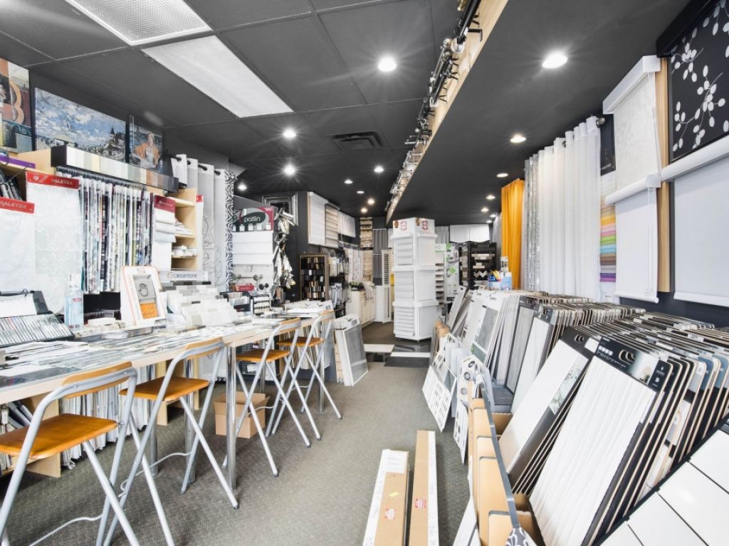 B�tisse � vendre ou � louer + Bureaux au 2e �tage Centre-ville St-J�r�me