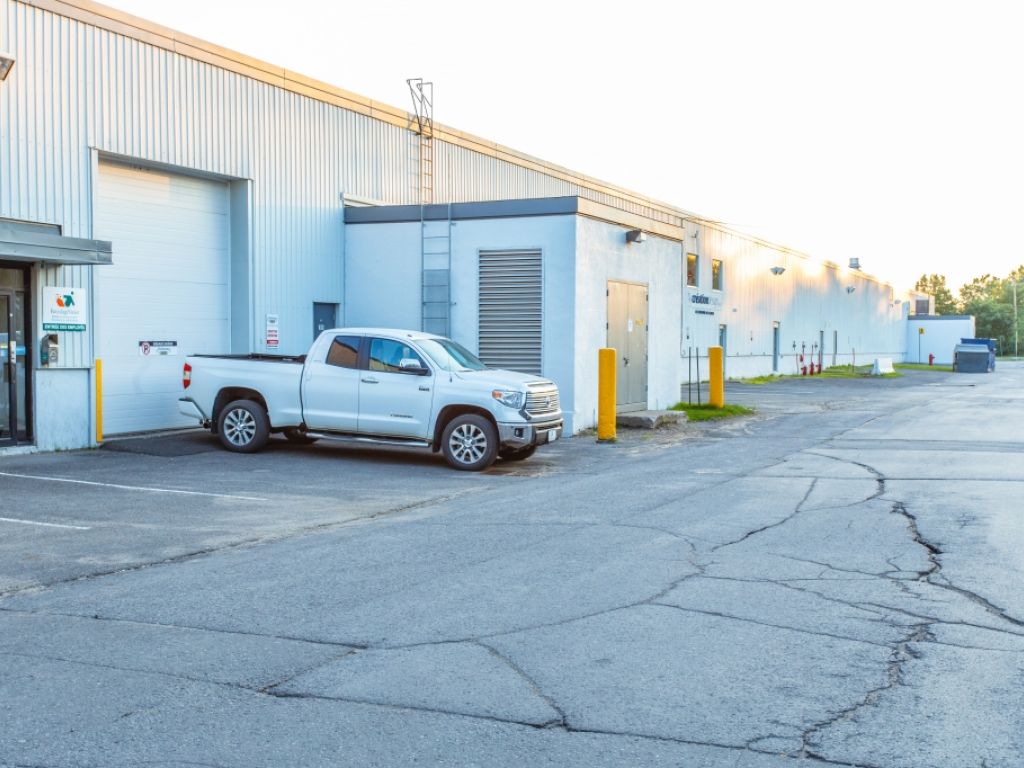 3 950 p.c. � louer / � VOIR