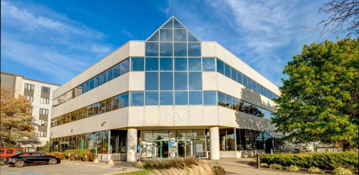 Espace bureau &agrave; louer - 666 Boul. St-Martin O., local 100 - &Agrave; louer