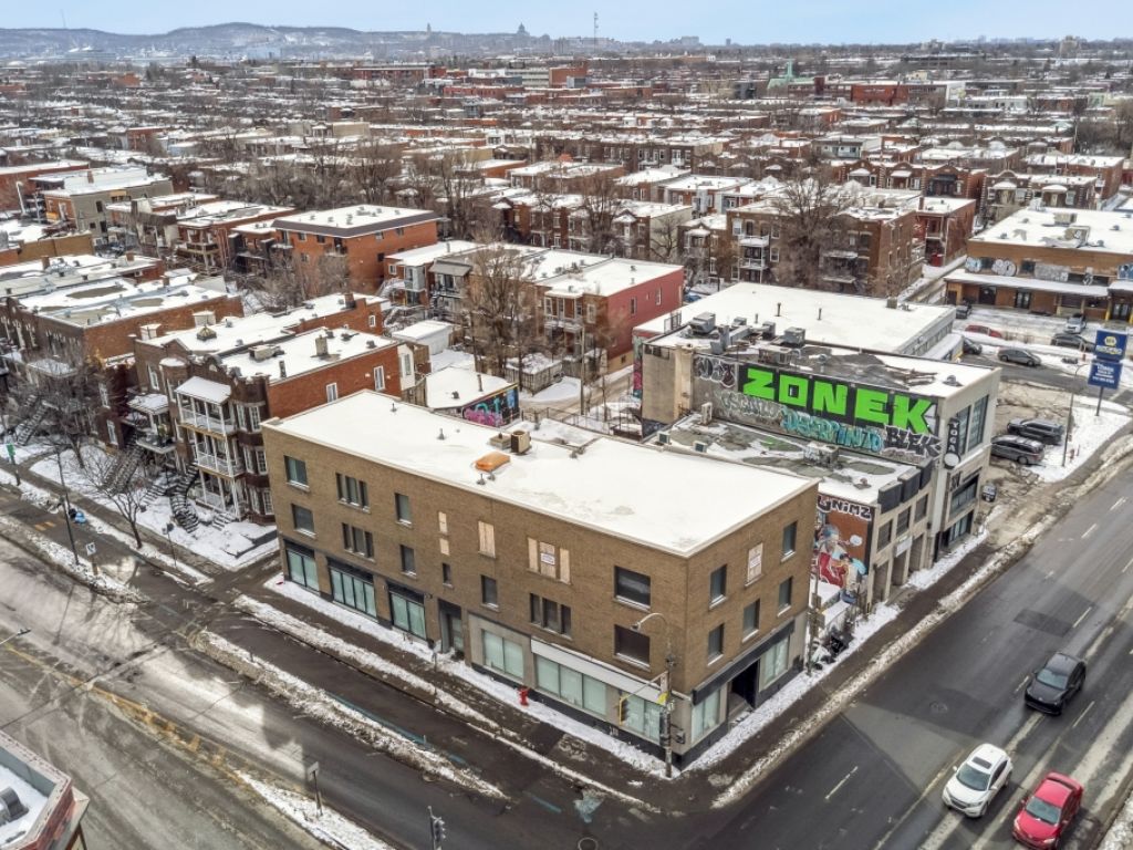 Deux superbes locaux commerciaux avec vitrine directement sur la rue.