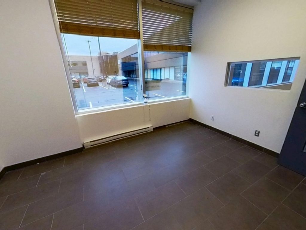 Grand espace commercial avec entrep�t � Qu�bec