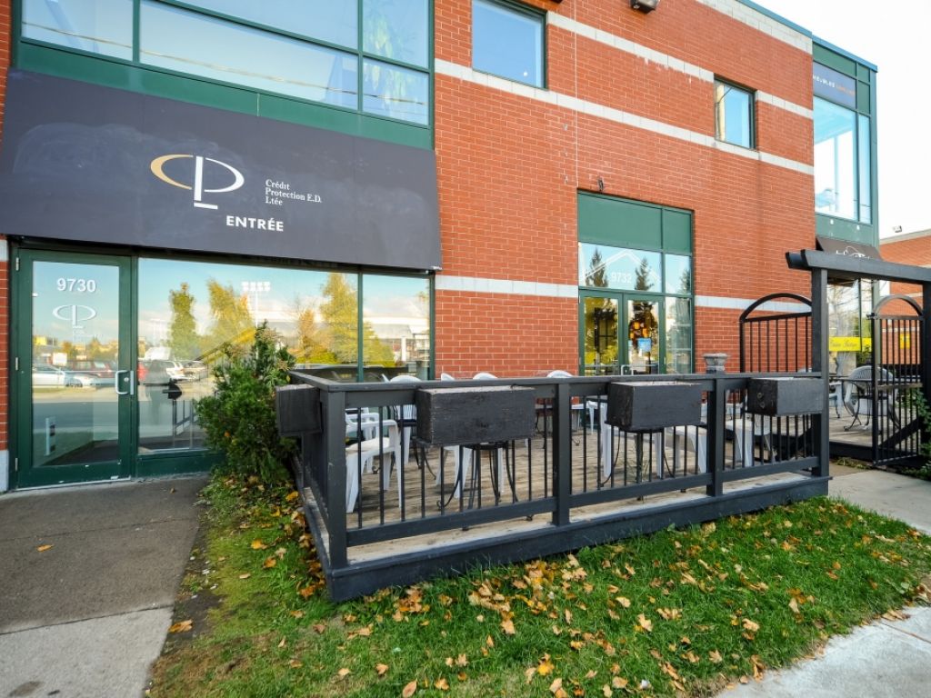 LOCAL COMMERCIAL � LOUER 1250 PIEDS CARR�S