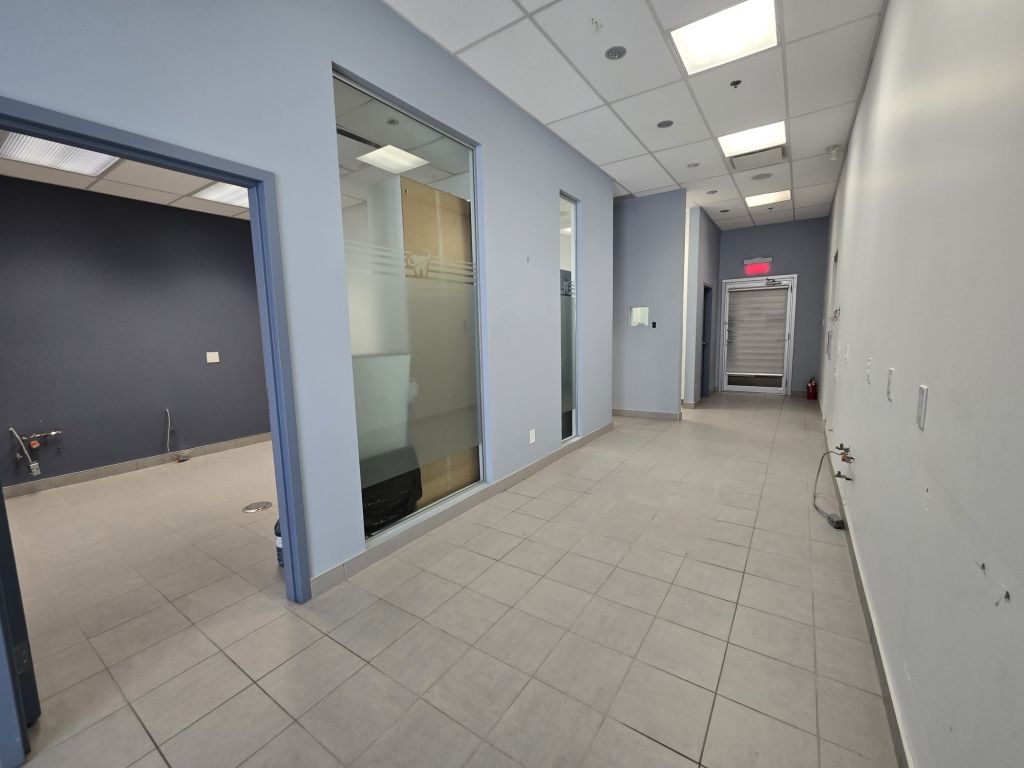 LOCAL � LOUER AU REZ-DE-CHAUSS�E, RUE SAUV� COIN ACADIE 1468 PI.CA.