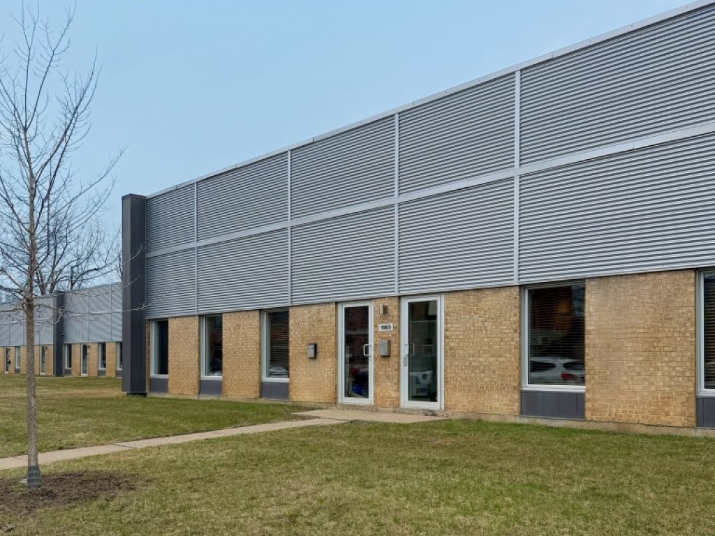 Espace industriel bien situ� avec 7 quais de chargement 