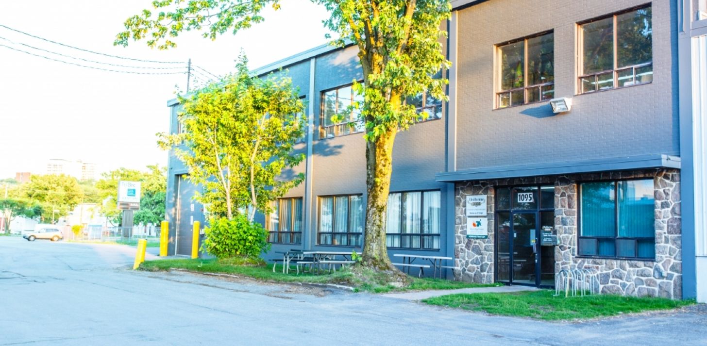 Local de 1 274 p.c. disponible! - Lou&eacute;