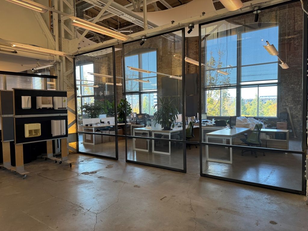 Technop�le Angus     Magnifique espace partag� de 2522 pi ca