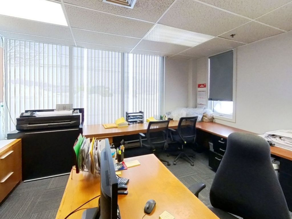 LOCAL AVEC PORTE DE GARAGE PARC COLBERT