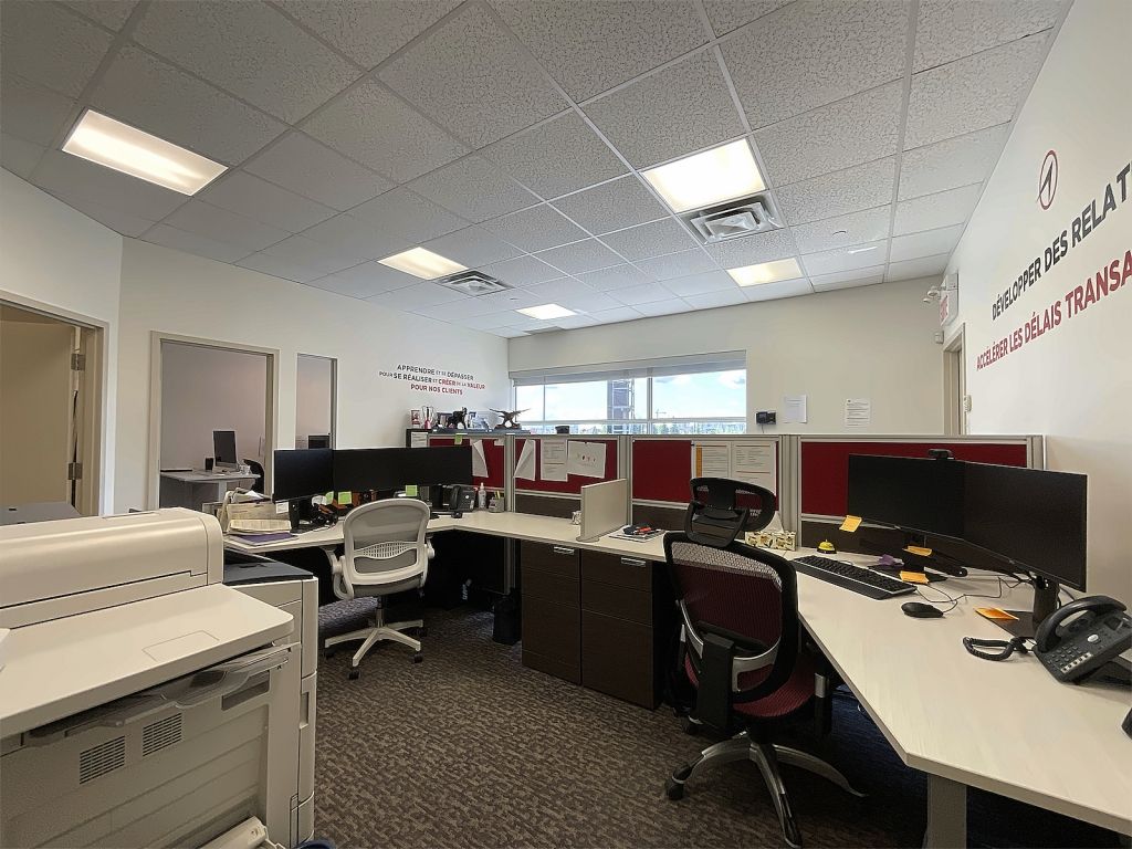 LOCAL � LOUER 1000 pi2 - LAVAL 