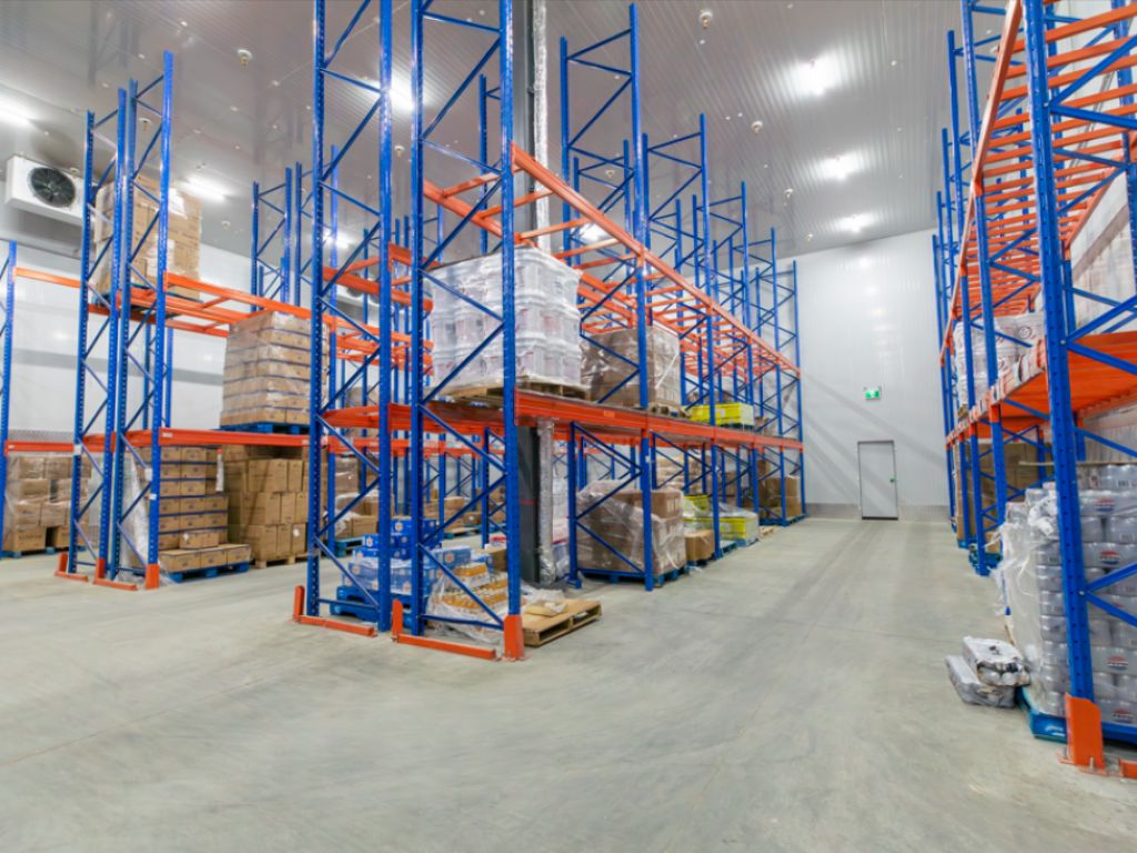 LOCAL INDUSTRIEL/ENTREPOT � LOUER, CANDIAC - 6 200 � 55 934 pi2