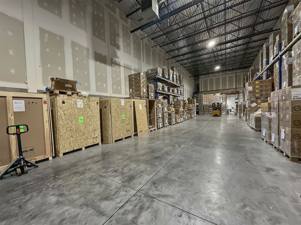 Industriel space for Rent Laval - 6 985 FT2