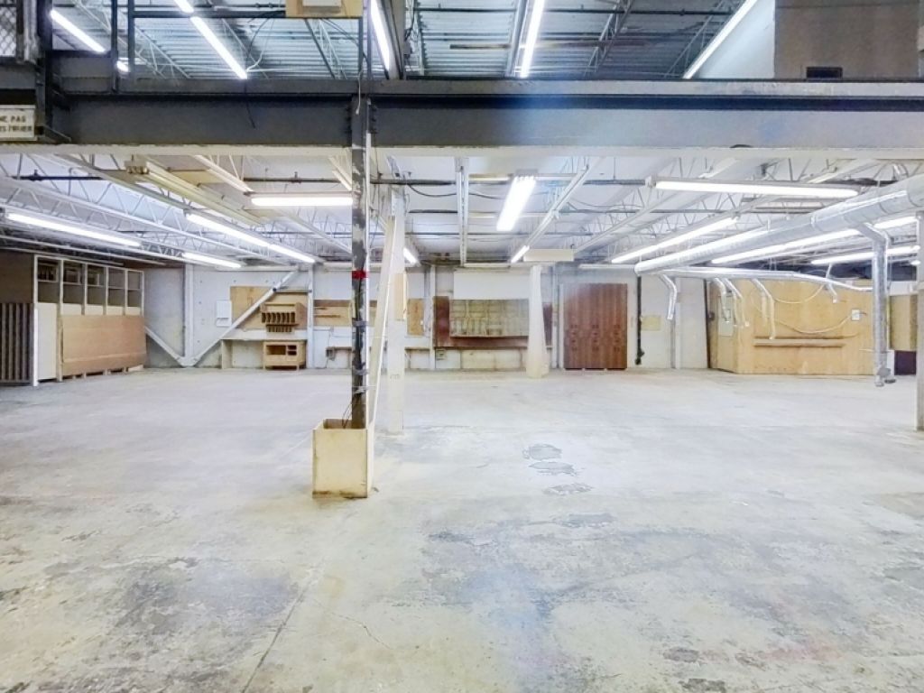 LOCAL AVEC PORTE DE GARAGE PARC COLBERT