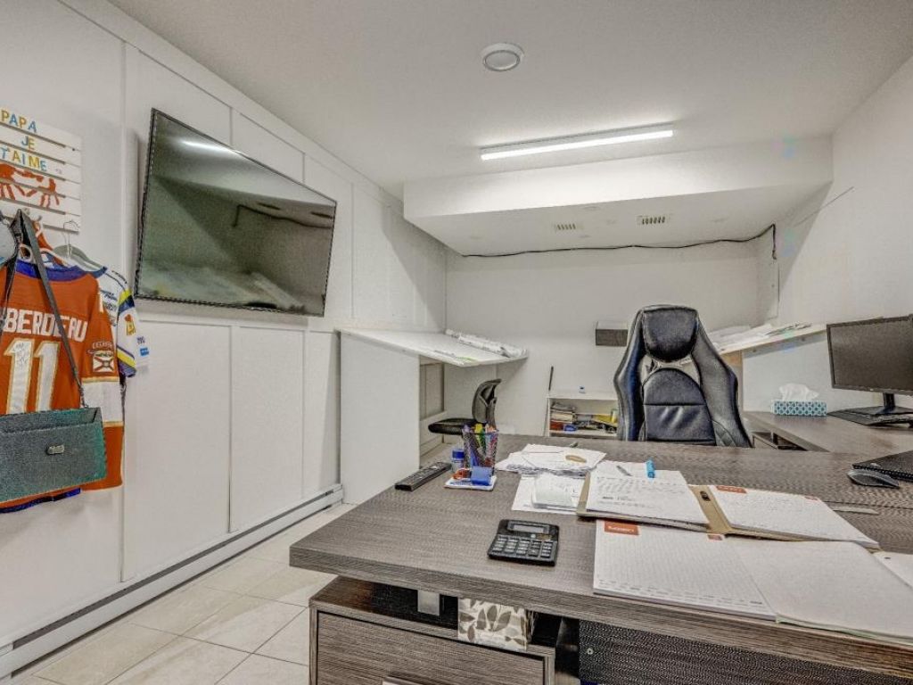 Bureaux avec entreposage, 3 garages, 2 quais� St-J�r�me
