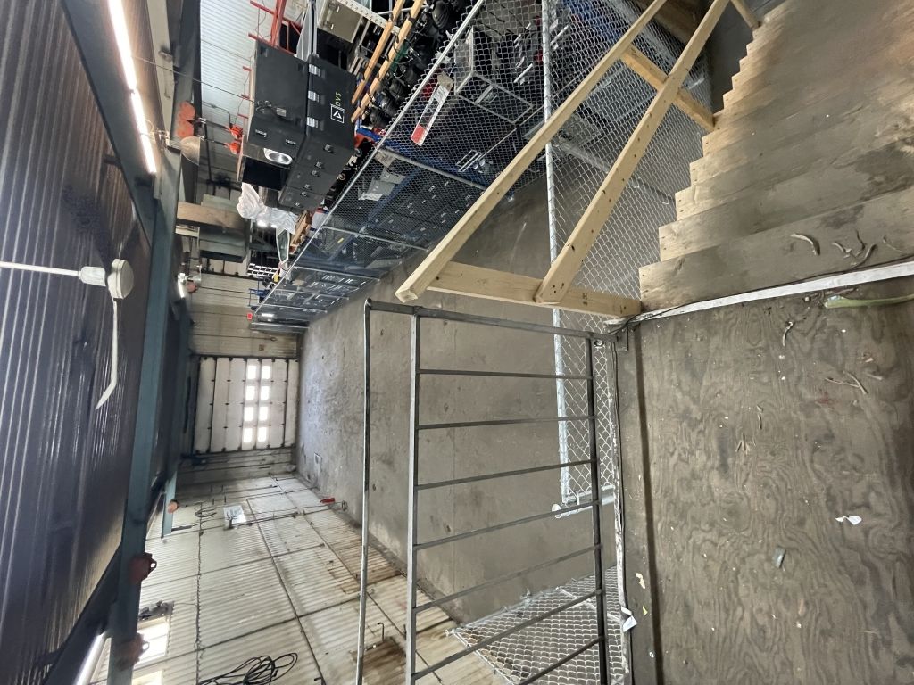 Local commercial � louer, espace bureau et garage pour maintenance et entreposage