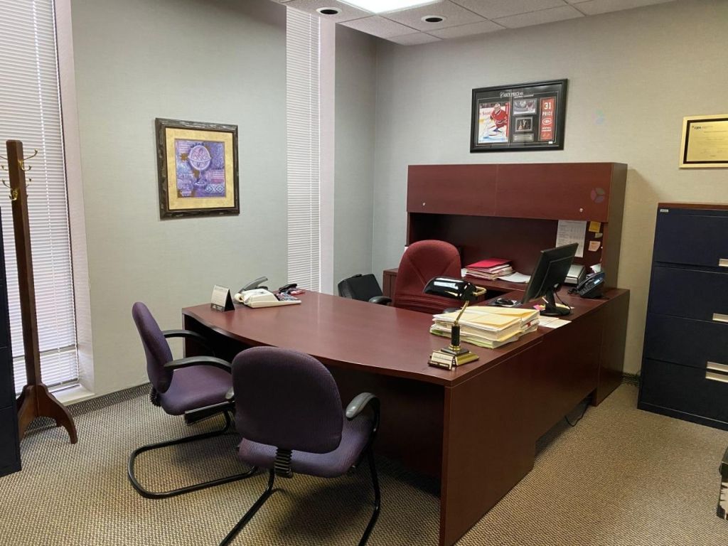 Grands bureaux � l'�tage 3300 pc St-J�r�me Lafontaine