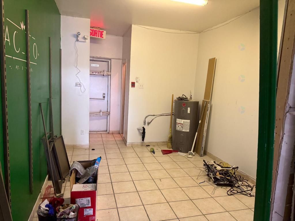 Local de 775pc au rdc dans un centre d'achat � LaSalle
