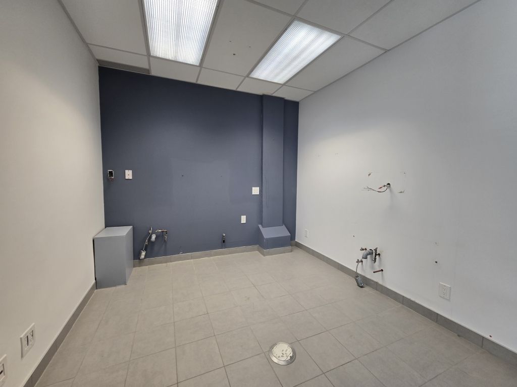 LOCAL � LOUER AU REZ-DE-CHAUSS�E, RUE SAUV� COIN ACADIE 1468 PI.CA.