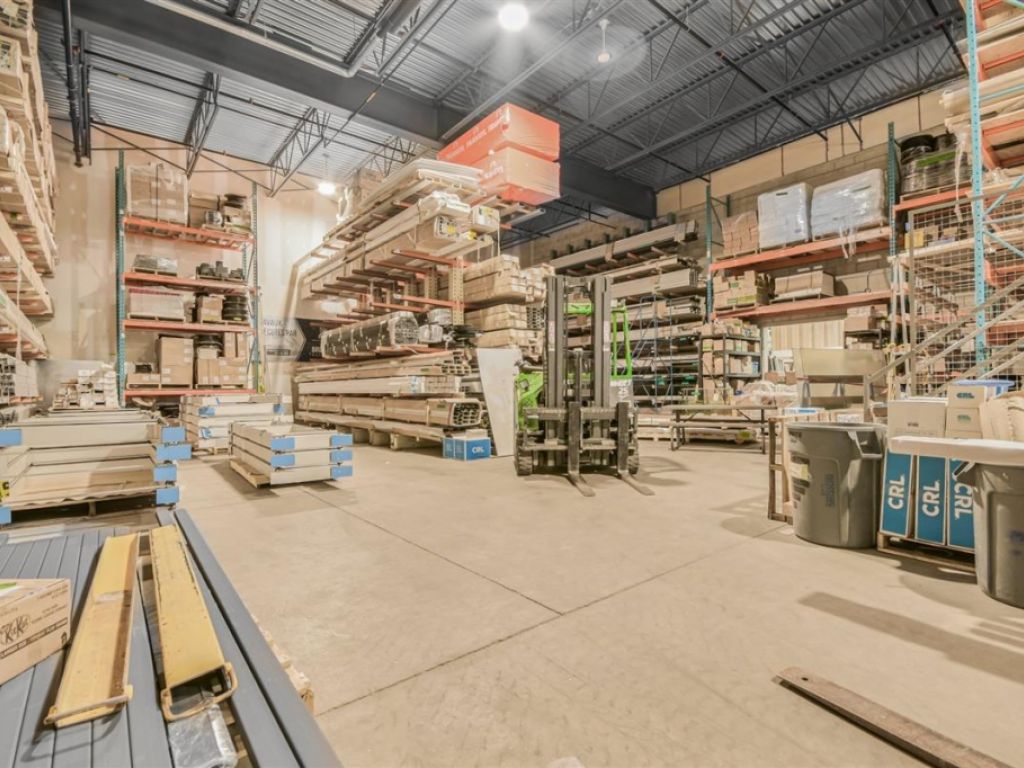 B�tisse industrielle � louer � 320 Rue Legault, local OP12, Blainville