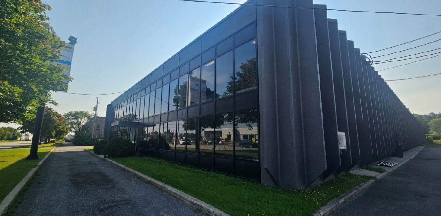 LOCAL AVEC PORTE DE GARAGE PARC COLBERT - &Agrave; louer