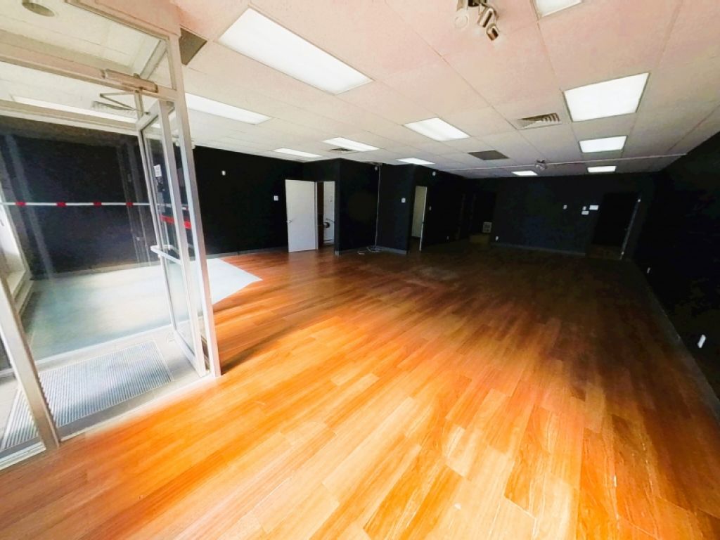 Local commercial moderne � L�vis