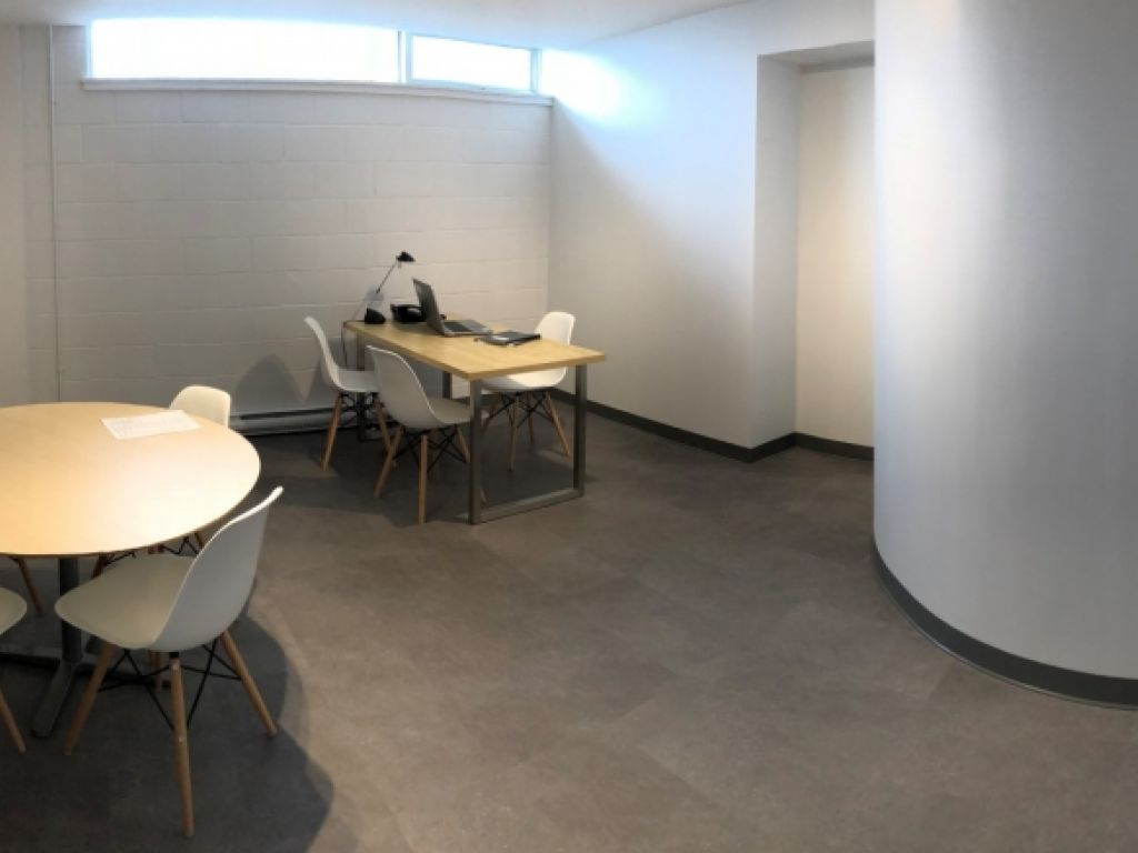 Bureaux ferm�s avec fen�tre_fra�chement r�nov� (pr�s du M�tro Cartier) - LIBRE IMM�DIATEMENT