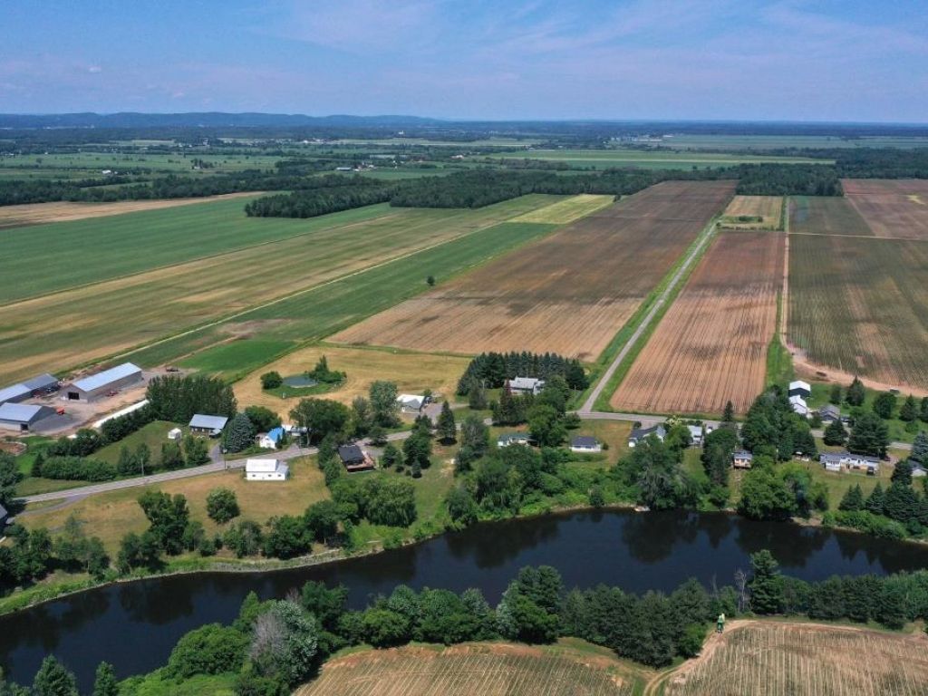 Fermette cl� en main sur 23 arpents en zone agricole