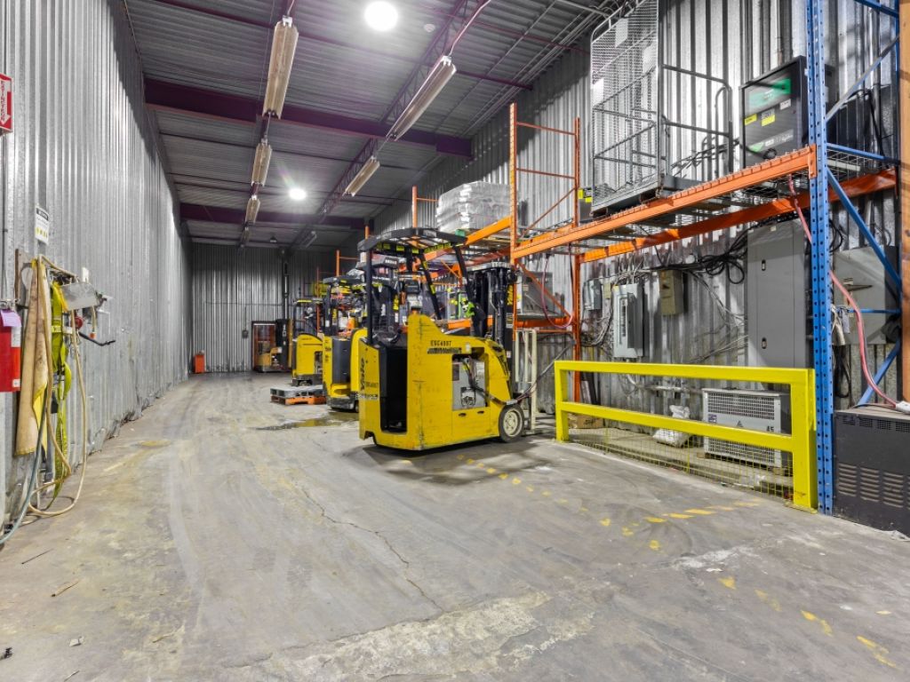 Espace industriel et commercial � louer � accessibilit� et flexibilit� au c�ur de la Mont�r�gie